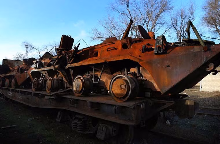 Các xe thiết giáp BTR-80 được vận chuyển từ vùng chiến sự về xưởng để sửa chữa lại.