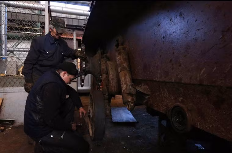 Kiểm tra bánh đỡ trên xe bọc thép.