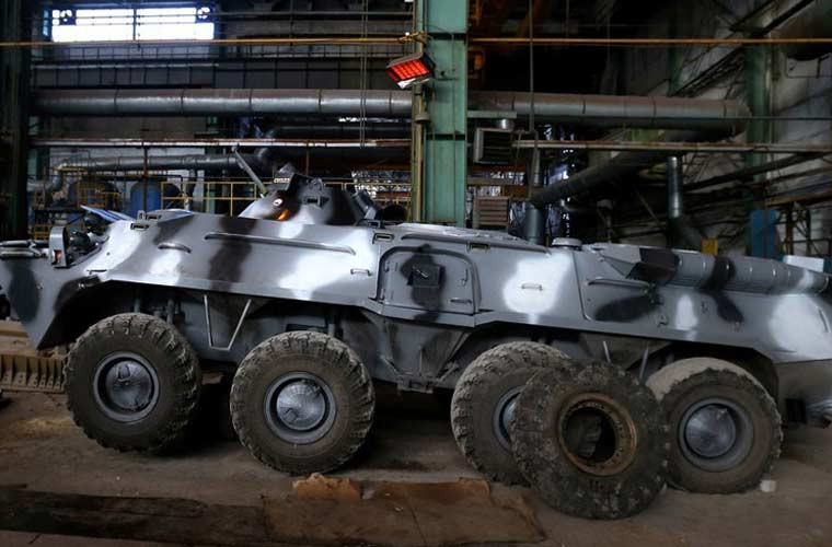 Một chiếc xe bọc thép BTR-80 đã được sơn sửa xong xuôi.