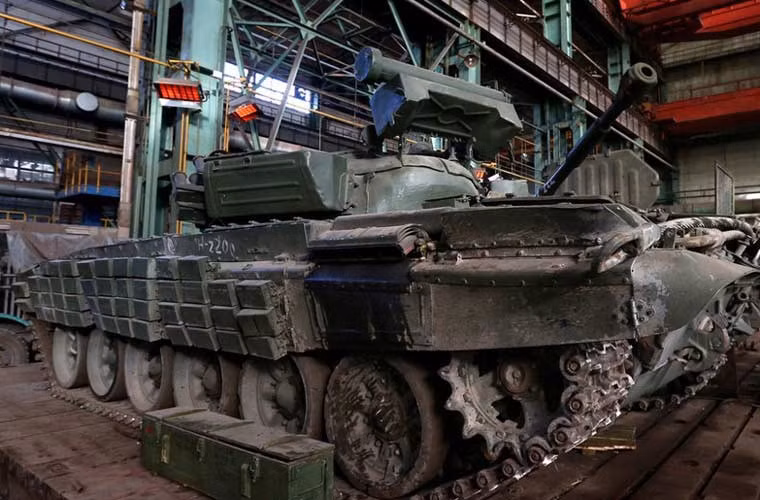 Chiếc xe tăng T-64 bụi bặm trong xưởng.