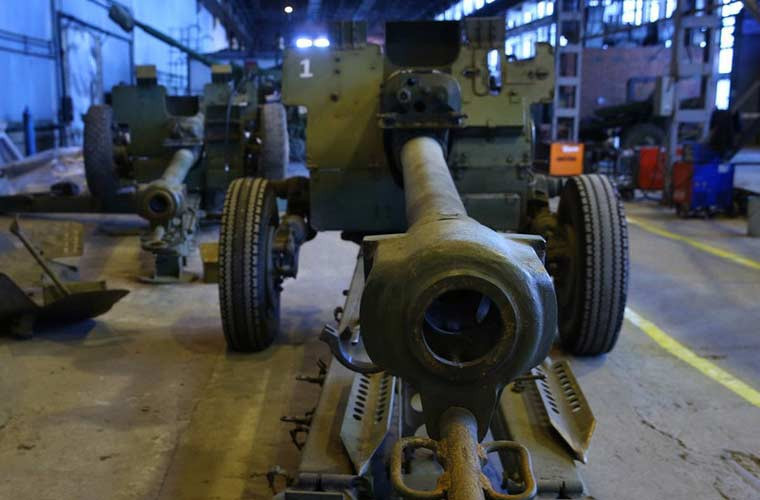 Khẩu lựu pháo D-30 122mm đang chờ được tân trang.