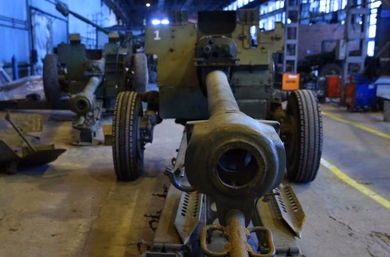 Khẩu lựu pháo D-30 122mm đang chờ được tân trang.