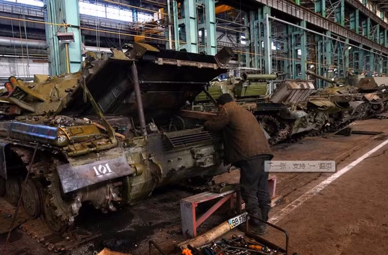 Sửa chữa máy móc xe tăng T-64, T-72.