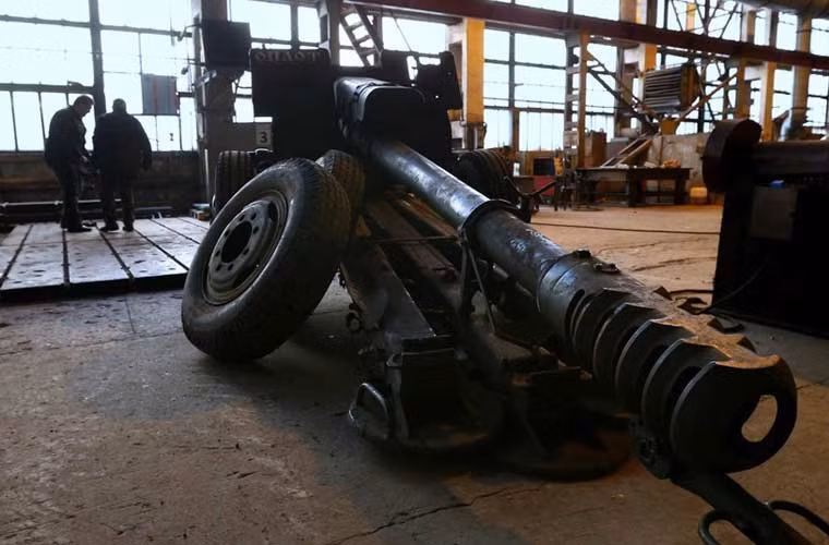 Những chiếc lốp xe pháo đặt cạnh khẩu lựu pháo D-30.