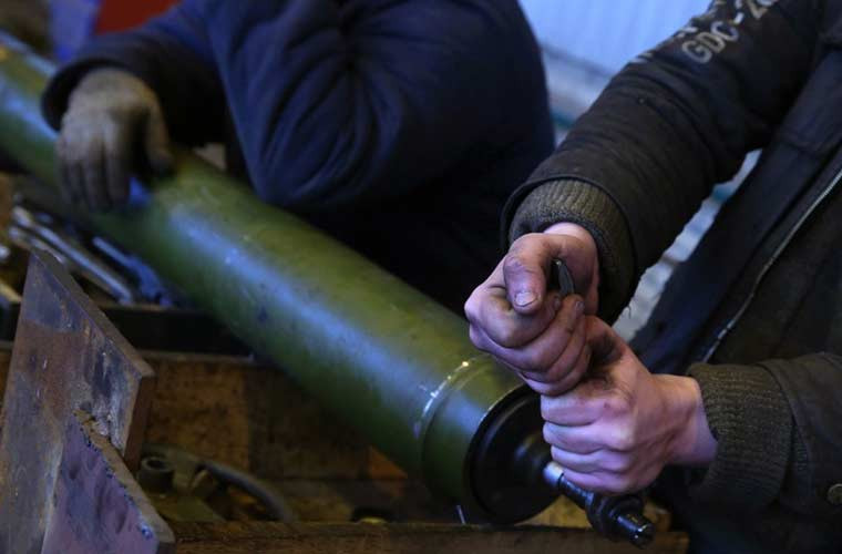 Bảo dưỡng nòng pháo tăng.