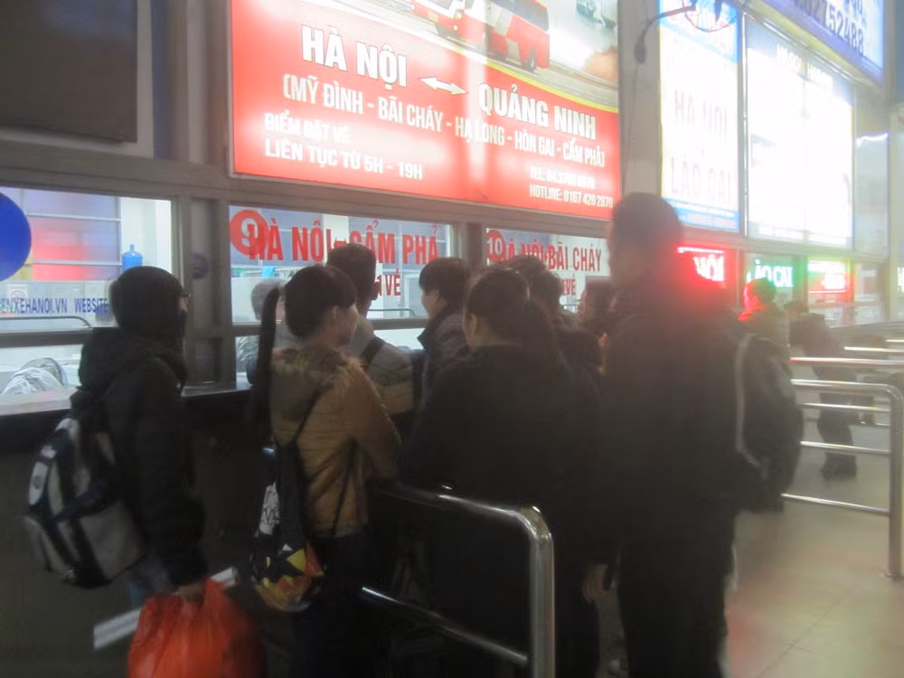 Người dân xếp hàng để mua vé.