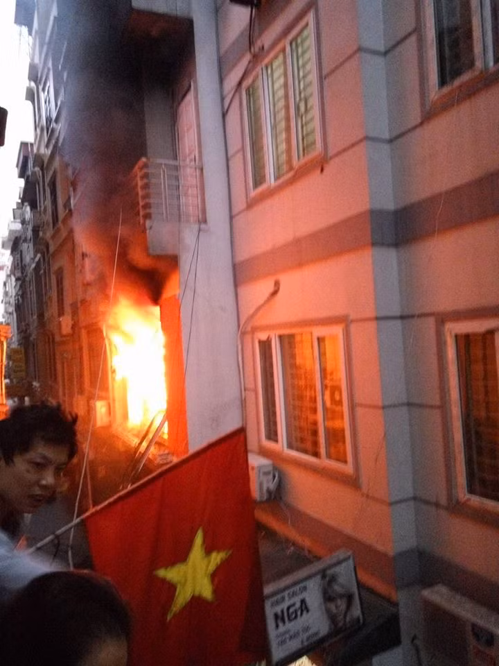 HN: Chay du doi kem tieng no lon tren duong Nguyen Chi Thanh