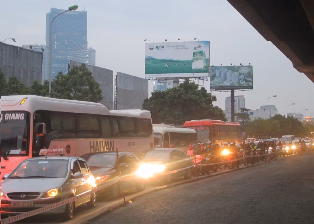 Ghi nhận của PV Kiến Thức vào khoảng 17h ngày 31/12, dòng người từ khắp mọi nơi đổ ra các bến xe Mỹ Đình, Giáp Bát, Nước Ngầm... để bắt xe về quê đón Tết Dương lịch 2016 cùng gia đình, có người thì đi du lịch.