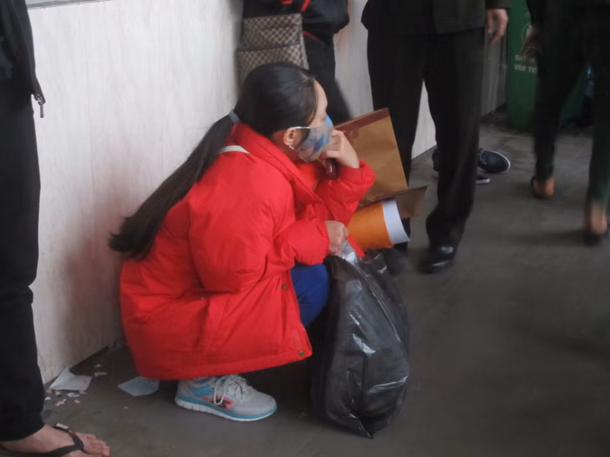 Để không bị nhỡ chuyến xe, nhiều người phải đến bến từ rất sớm để đợi xe.