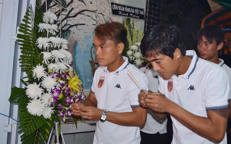 Các cầu thủ, Hội cổ động viên Long An và rất đông bạn bè đến thắp nhang tiễn biệt hậu vệ Trần Phước Thọ qua đời.