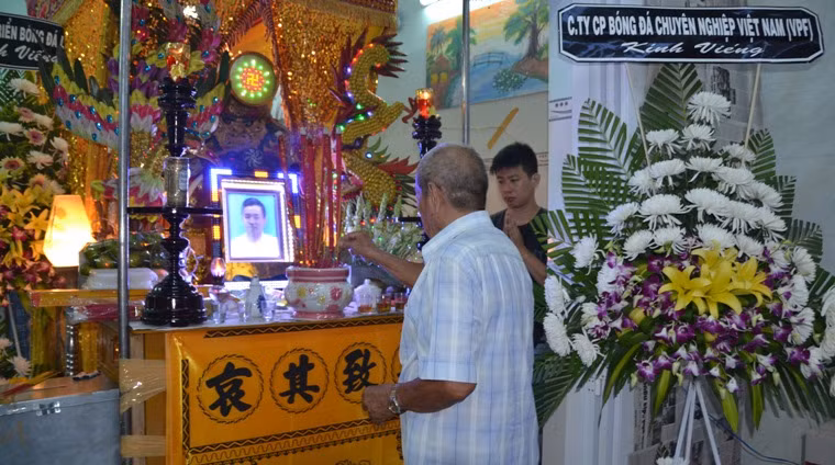 Trong căn nhà cấp 4 vừa xây còn thơm mùi sơn nằm sâu trong con đường nhỏ ở xóm nghèo xã Bình Qưới, huyện Châu Thành, tỉnh Long An, bà Đàm Ngọc Lệ (49 tuổi, mẹ cầu thủ Phước Thọ) cùng người thân nghẹn ngào khi đón tiếp bạn bè, đồng nghiệp của con đến viếng.