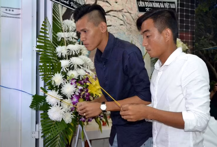 "Nó từng hứa sẽ để dành tiền xây nhà cho ba mẹ và các em. Qua tết vừa rồi, từ một phần tiền để dành sau bao năm đi đá bóng, nó đã xây được nhà như ước nguyện nhưng nhà mới xây xong thì nó đi xa rồi", bà Lệ nghẹn ngào nói trong nước mắt.