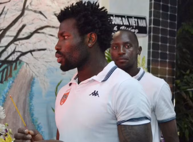 2 cầu thủ ngoại Wasiu Akanni Sunday và Anzite Touadere (CLB Long An) cũng đến viếng tang người đồng đội vắng số.
