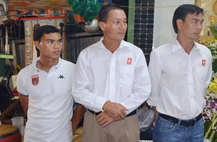 Cầu thủ Tài Em (bìa trái) cùng ban huấn luyện CLB Long An tại đám tang Phước Thọ tối 18/4. Ai cũng nghẹn ngào trước sự ra đi của cầu thủ Phước Thọ.