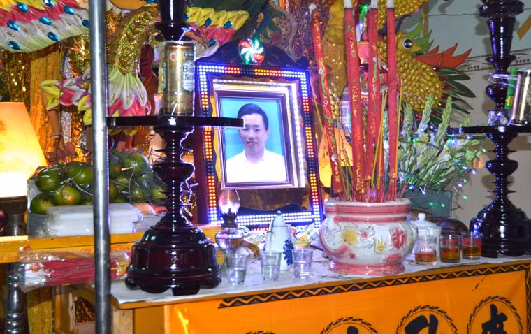 Hậu vệ Trần Phước Thọ (đang thi đấu cho CLB Long An) vừa qua đời ở tuổi 23 sau vụ tai nạn giao thông xảy ra khuya 17/4. Linh cửu cầu thủ từng khoác áo đội tuyển U23 VN đang quàng tại nhà riêng ở huyện Châu Thành, tỉnh Long An.