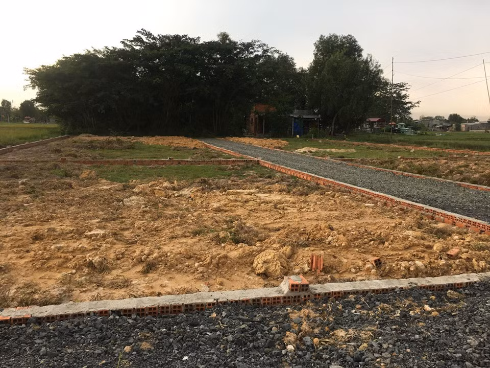 Bắt nữ cán bộ tiếp tay cho cá nhân trốn thuế liên quan đến đất đai Bat nu can bo tiep tay cho ca nhan tron thue lien quan den dat dai