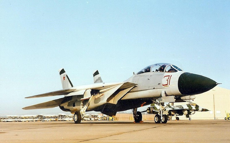 Mỹ đã từng bán tới 79 chiếc tiêm kích hạng nặng F-14 cùng tên lửa tối tân AIM-54 cho Iran. Căng thẳng giữa Iran và Mỹ đang lên cao có nguy cơ biến thành xung đột.