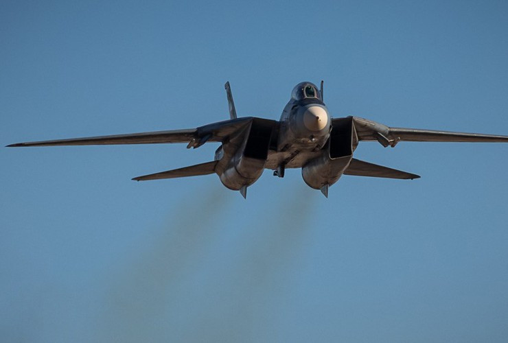 Từ phiên bản F-14B và D, nhà sản xuất lắp động cơ GE F-110 mới có lực đẩy mạnh hơn. Phi công có thể cất cánh mà không cần sử dụng đến buồng đốt 2 lần giúp đảm bảo an toàn hơn.