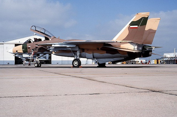 Những chiếc F-14 khi chuẩn bị cất cánh sẽ hạ thấp tối đa bánh trước nhằm tăng thêm lực đẩy khi máy phóng đẩy máy bay đi, giải pháp này tương tự như kỹ thuật bốc đầu ở trong đua xe.