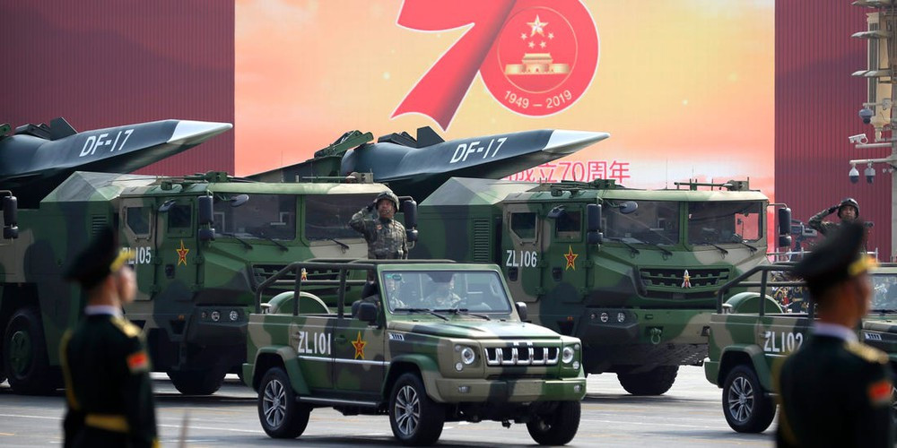 DF-17 là tên lửa chiến thuật tầm ngắn - trung. Thuật ngữ này đề cập phạm vi của nó nằm trong khoảng 1.000 - 3.000 km. Dữ liệu tình báo Mỹ từng cho biết một vụ thử của DF-17 đã bắn trúng mục tiêu ở khoảng cách hơn 1.400 km.