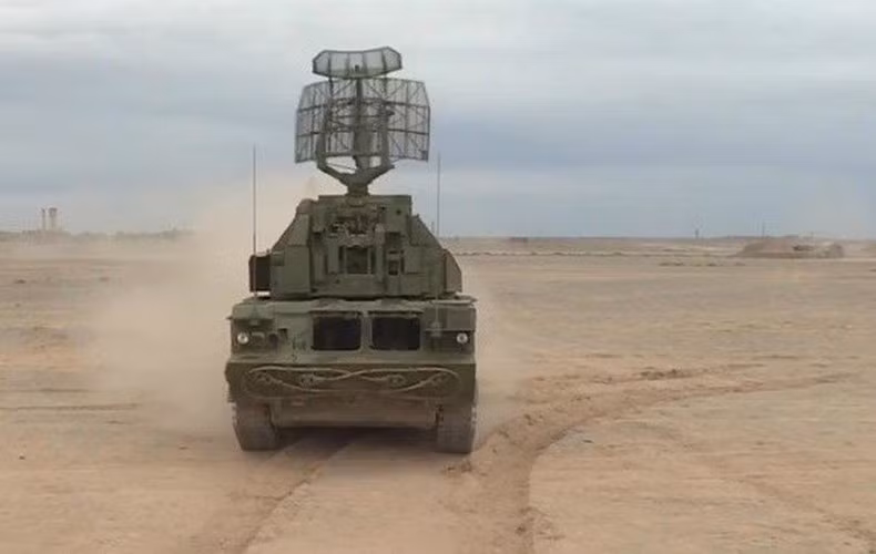 Nhưng với Iran lại là vấn đề khác; năm 2004, Iran đã đề nghị Nga để giúp đỡ trong việc tăng cường các hệ thống phòng không của họ; các lệnh trừng phạt quốc tế áp đặt đối với Iran, nhưng chỉ cấm bán vũ khí tiến công cho Iran chứ không ngăn cản Tehran mua vũ khí phòng thủ.