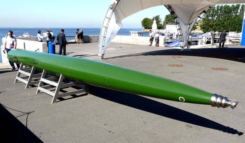 Ngư lôi Physicist-1 sử dụng đầu dò cảm biến nhiệt và định vị bằng sóng thủy âm có tầm bắn đạt tới 50km, tốc độ di chuyển khoảng 50 hải lý/h và hoạt động tốt ở độ sâu tới 400m. Nhờ thiết bị đầu dò được cải tiến, Physicist-1 có khả năng kháng nhiễu và bám mục tiêu dưới nước rất tốt.