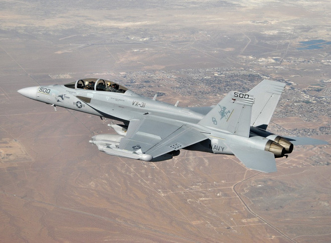 Cùng chiến đấu trong đội hình trên, là các máy bay chiến đấu EA-18G, có nhiệm vụ gây nhiễu điện tử và chế áp phòng không trong đội hình, kịp thời phát hiện các trận địa radar của Iran và phóng tên lửa bức xạ để tiêu diệt.