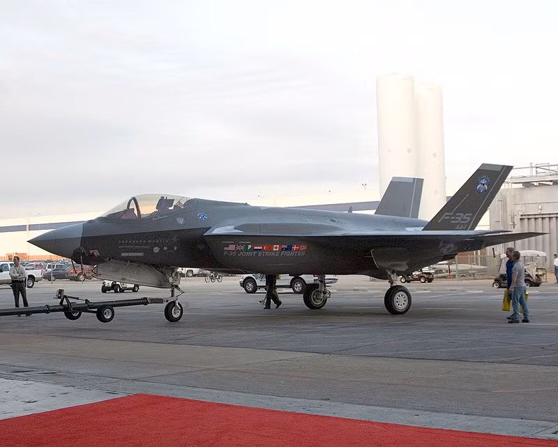 Sau khi máy bay chiến đấu F-22 và F-35 chiếm được ưu thế trên không, những máy bay thế hệ 4 này sẽ bước vào chiến đấu, dưới “cái ô” bảo vệ của máy bay tấn công điện tử EA-18G.