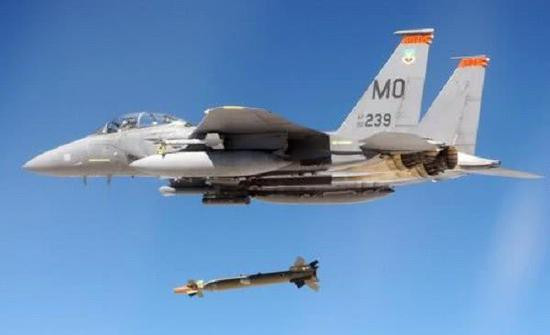 Ngoài ra, không quân Mỹ đã triển khai một số máy bay chiến đấu thế hệ 4 như F-15E, F/A-16, F/A-18 có khả năng mang số lượng vũ khí nhiều hơn tại một số căn cứ khác nhau ở Trung Đông.