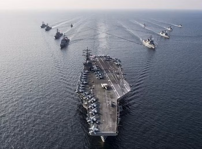 Lực lượng lớn nhất của Quân đội Mỹ tại vùng Vịnh hiện nay là biên đội tàu sân bay Truman, tàu này mang theo bốn phi đội máy bay chiến đấu F/A-18 Super Hornet (48 chiếc).