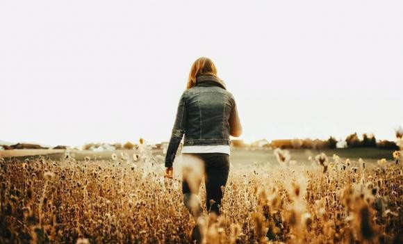  Đừng phô trương địa vị. Trong rừng, những cây cao nhất luôn bị gió mạnh quật ngã đầu tiên, và những gò đất bên kia bờ sông luôn là những thứ đầu tiên bị nước cuốn trôi.