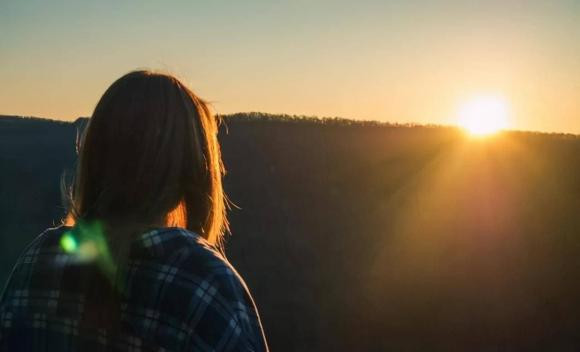  Đừng phô trương sự giàu có của bạn. Con người khi đến tuổi trung niên ít nhiều cũng đã tích lũy được một số của cải, đó là bảo đảm cho cuộc sống của bạn chứ không phải là vốn liếng để khoe khoang với bạn bè. 