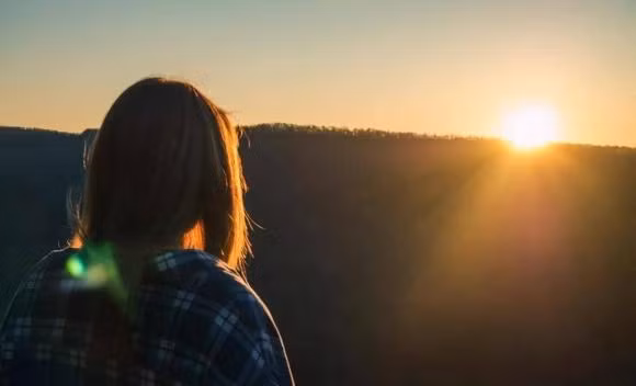  Đừng phô trương sự giàu có của bạn. Con người khi đến tuổi trung niên ít nhiều cũng đã tích lũy được một số của cải, đó là bảo đảm cho cuộc sống của bạn chứ không phải là vốn liếng để khoe khoang với bạn bè. 