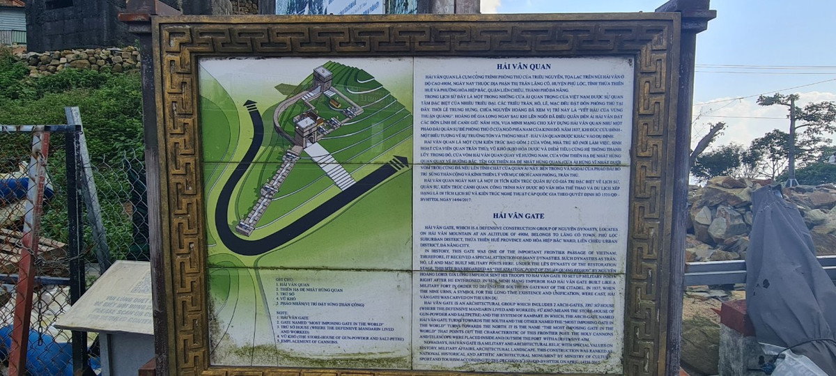 Hải Vân Quan cách trung tâm TP. Huế khoảng 90km về phía Nam, cách trung tâm TP. Đà Nẵng khoảng 28km về phía Bắc.