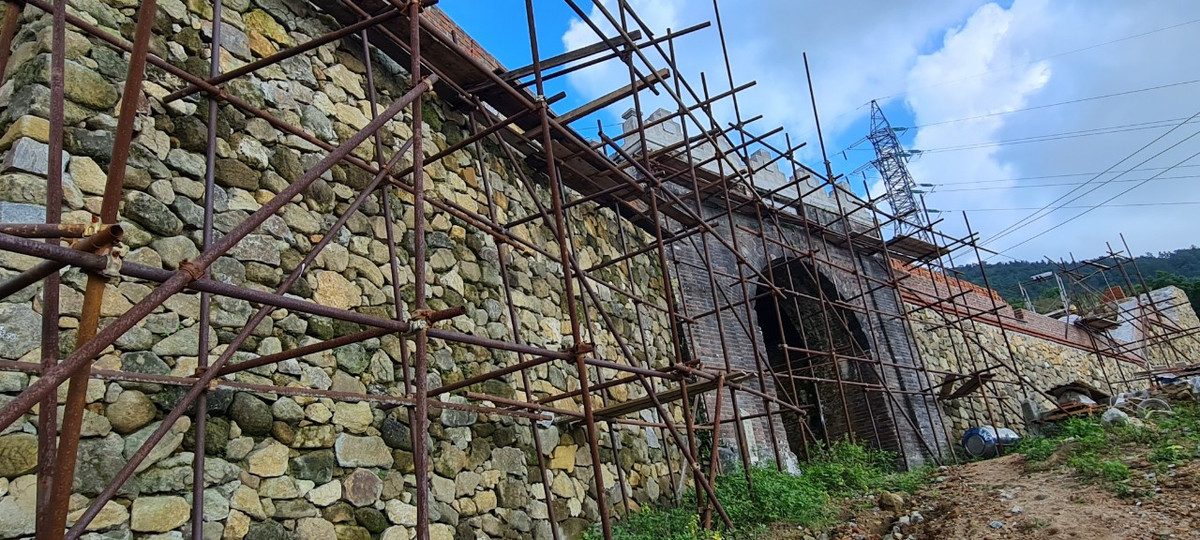 Hải Vân Quan từng bị "bỏ quên" suốt 20 năm vì nằm trong khu vực chồng lấn địa giới và hai địa phương không thống nhất trong việc làm hồ sơ xin công nhận là di tích quốc gia.