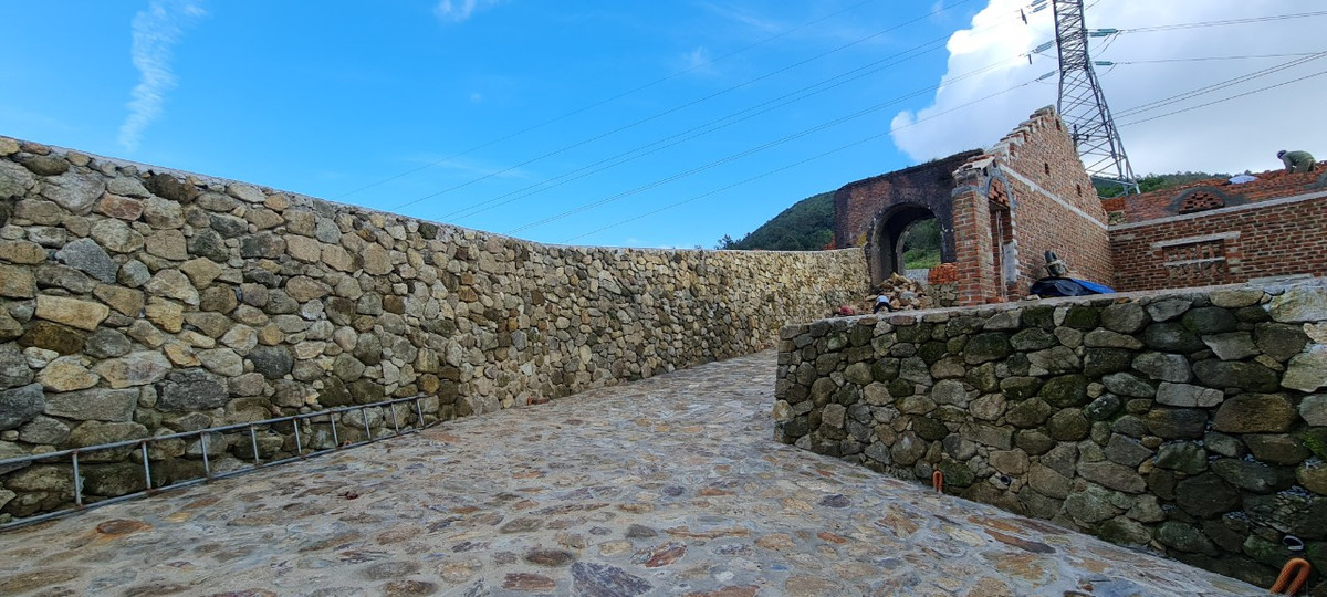 Một đoạn nền đã được lát đá.