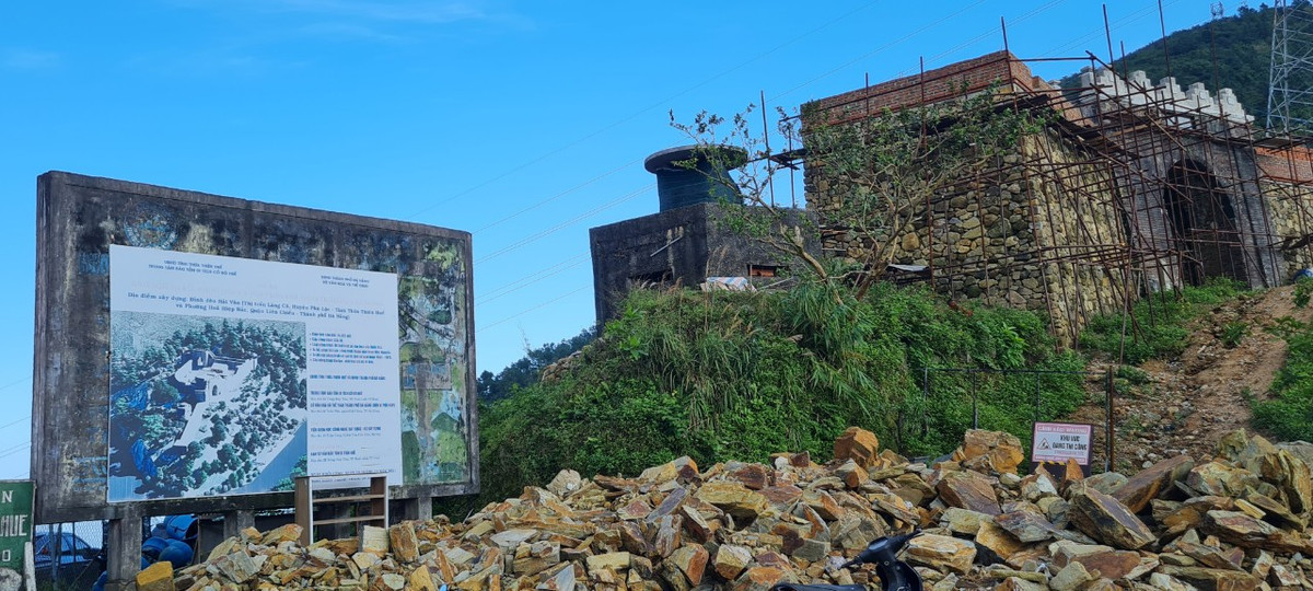 Đối diện là Hải Vân Quan, được xây dựng vào năm Minh Mạng thứ 7 (1826), ở độ cao 496m so với mặt nước biển.