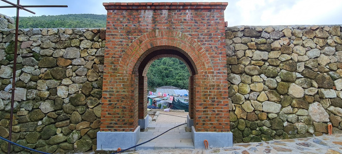 ột cổng phụ vào thành, đã được phục dựng xây mới theo hình ảnh tư liệu.