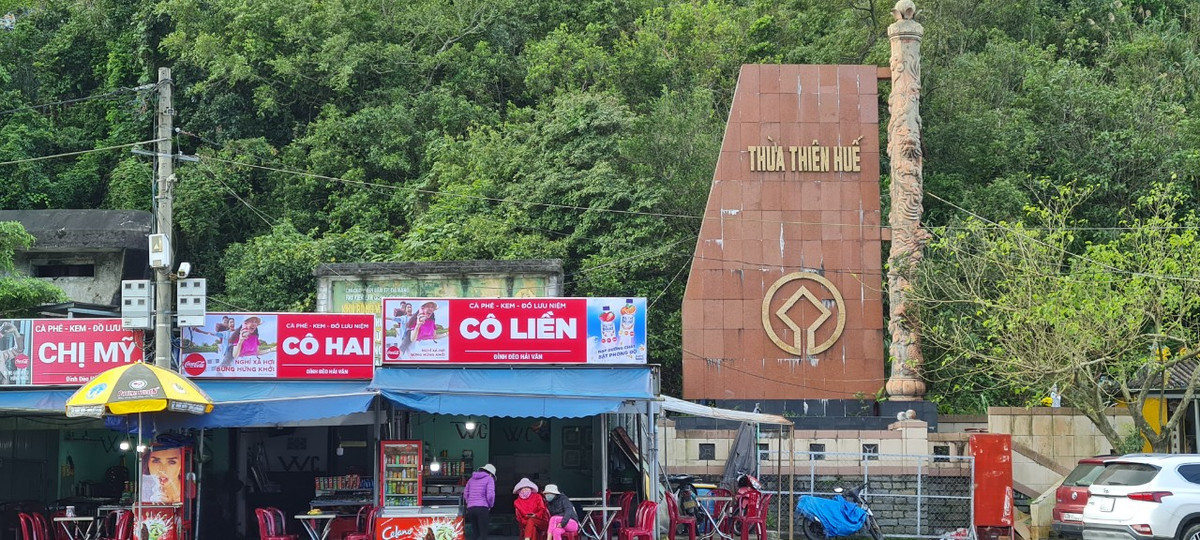 Đây cũng là ranh giới giữa tỉnh Thừa Thiên Huế và thành phố Đà Nẵng.