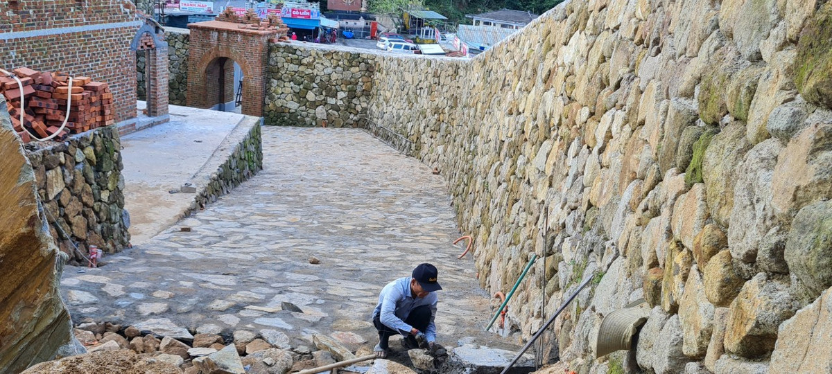 Công nhân đang thi công phần nền còn lại.