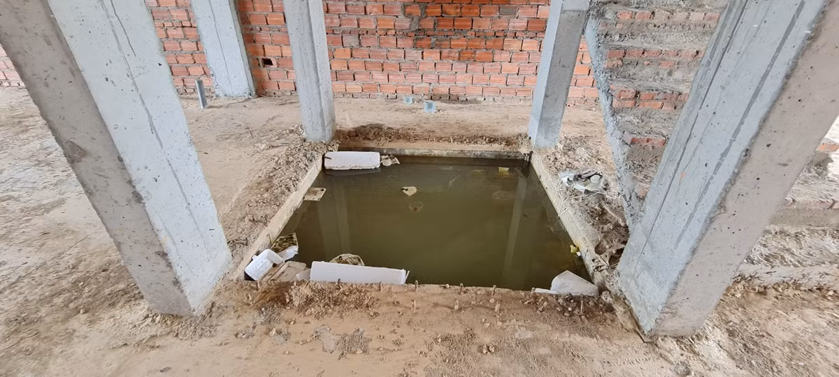 Hầm thang máy trở thành hầm chứa nước mưa và là nơi sinh sôi của muỗi.