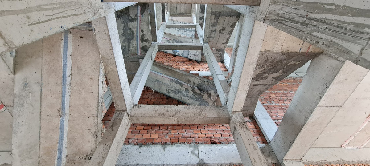 Hệ thống thang máy đang còn nằm trên sơ đồ thiết kế, chưa biết khi nào mới lắp đặt.