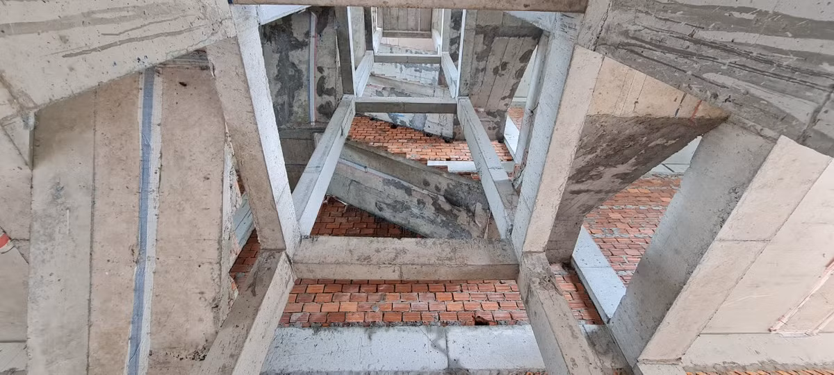 Hệ thống thang máy đang còn nằm trên sơ đồ thiết kế, chưa biết khi nào mới lắp đặt.