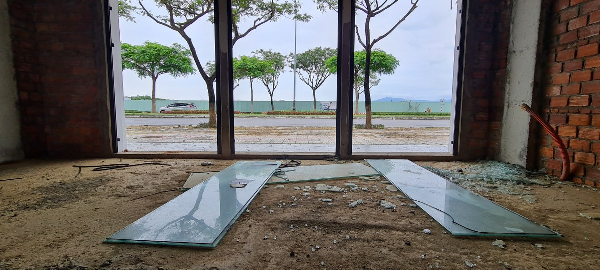 Kính cường lực vỡ la liệt sau một thời gian bỏ hoang, không người trông coi.
