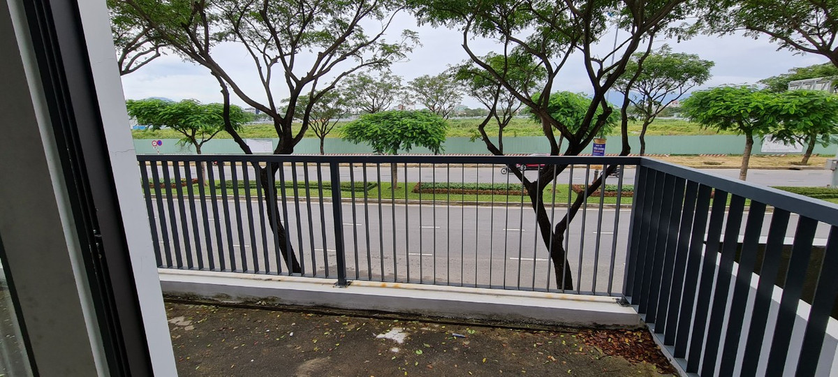 Phía bên ngoài là con đường đắc địa bậc nhất khu đô thị Tây Bắc thành phố Đà Nẵng, nối từ cầu vượt Ngã ba Huế ra biển Nguyễn Tất Thành.