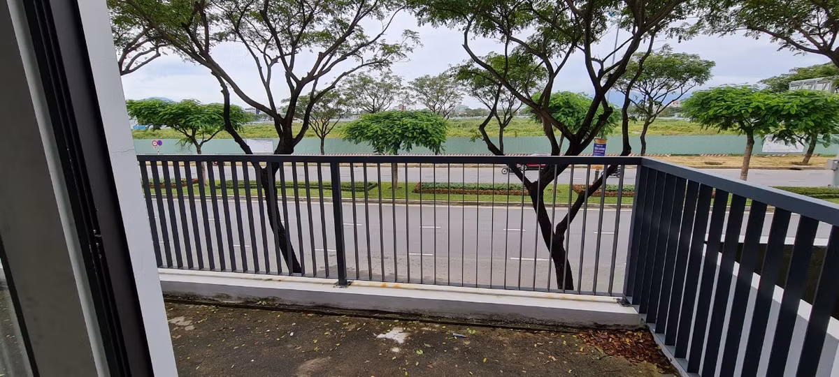 Phía bên ngoài là con đường đắc địa bậc nhất khu đô thị Tây Bắc thành phố Đà Nẵng, nối từ cầu vượt Ngã ba Huế ra biển Nguyễn Tất Thành.