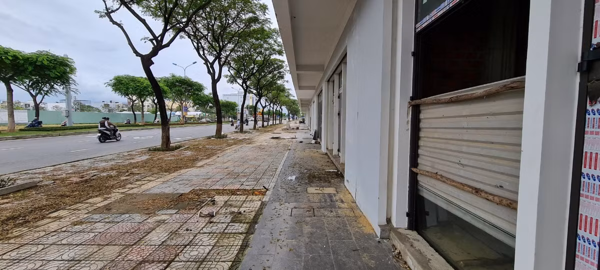 Một môi giới tại đây cho biết, các căn shophouse có giá cho thuê khoảng hơn 20 triệu đồng, dù giá giảm nhưng vẫn không có khách thuê. >>> Mời độc giả xem thêm video Cầu Vàng tại Đà Nẵng được chọn là kỳ quan mới của thế giới: