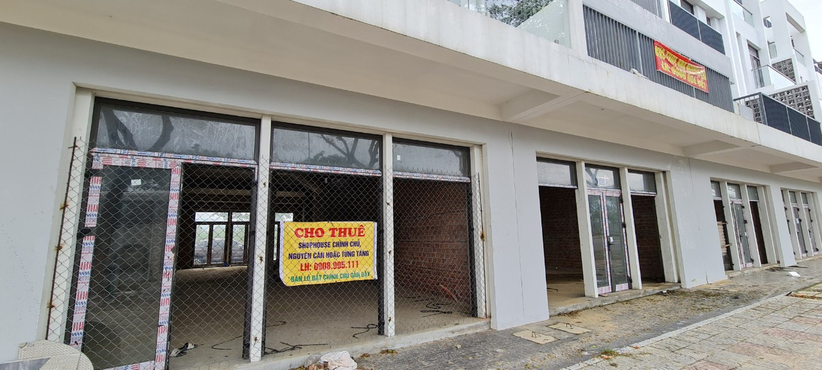 Từng được giới đầu tư ưa chuộng, vì đa tiện ích vừa có thể ở, vừa kinh doanh hoặc cho thuê mặt bằng, song thực tế, thời gian qua, nhiều dự án shophouse ở Đà Nẵng đành phải bỏ hoang do vắng khách thuê.