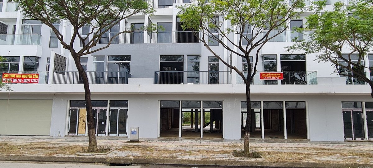 Vài người dân ở gần đó cho biết, biển rao bán hoặc cho thuê nhà được treo nhiều tháng nay nhưng chưa thấy ai dọn đến ở.