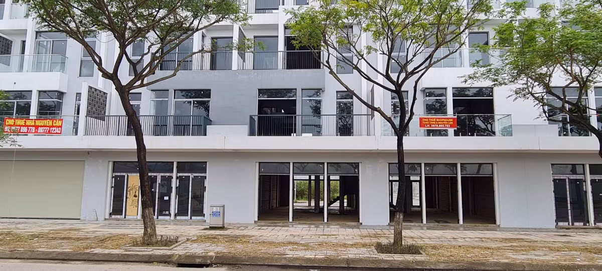 Vài người dân ở gần đó cho biết, biển rao bán hoặc cho thuê nhà được treo nhiều tháng nay nhưng chưa thấy ai dọn đến ở.